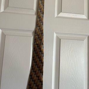 New preowned Jones New York Salvatore brand men’s tie in tan/blue/silver color.